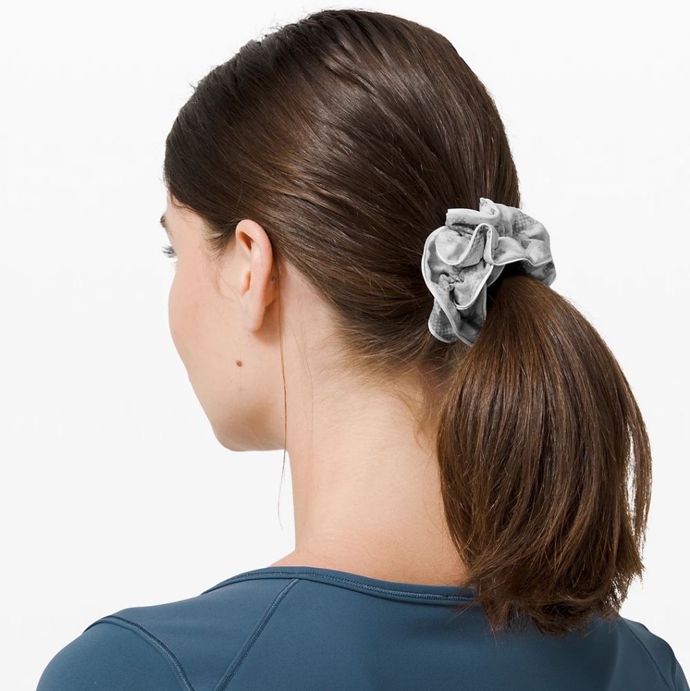 NEW Lululemon Travel Easy Kit & Two Scrunchies - Picture 11 of 11